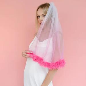 Véu Branco com Franjas Rosa