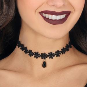 Gargantilha Bordada com Flores e Pendente Preto